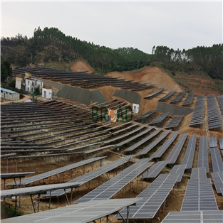 일본에있는 지상 단 하나 더미 태양 설치 체계 8.5mw
